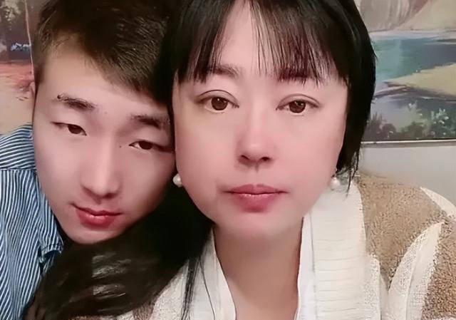 李菁菁与小21岁老公离婚 男方直播哭诉人财两空