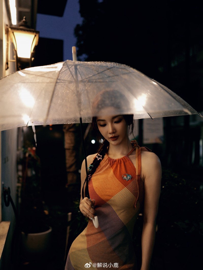 KPL美女解说小鹿晒照：在雨夜，在雨中👀