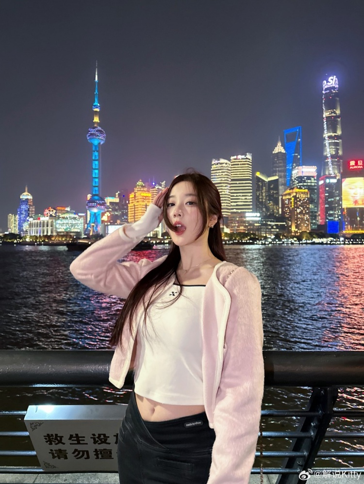 解说Kitty分享夜景照片：一起看风景吗💘